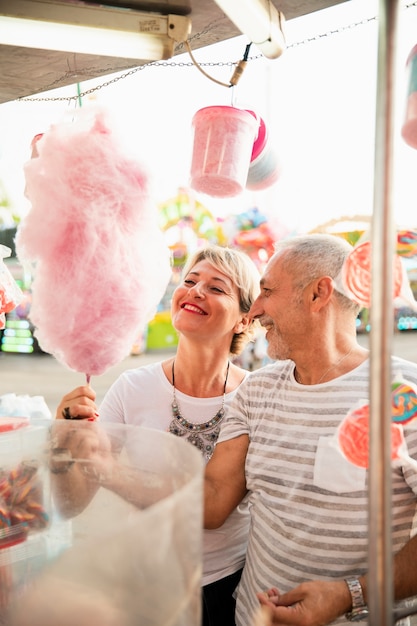 Kostenloses Foto high angle couple mit rosa zuckerwatte