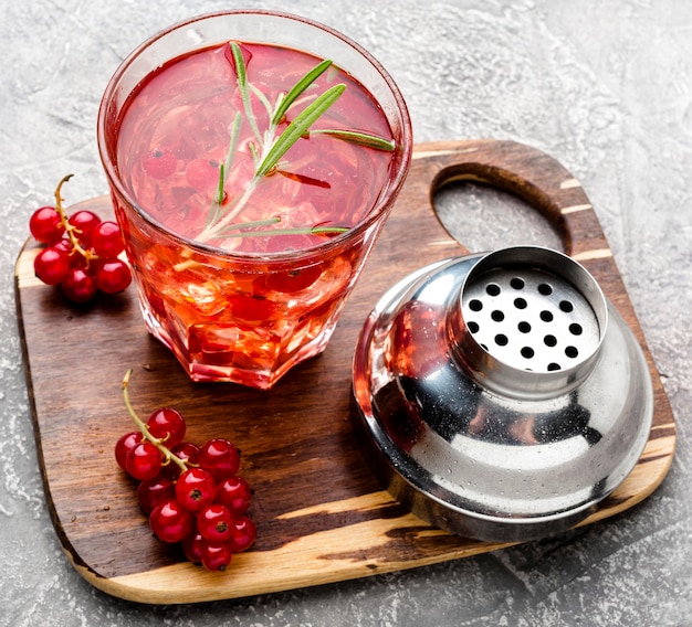 Kostenloses Foto high angle cranberry wodka auf schneidebrett