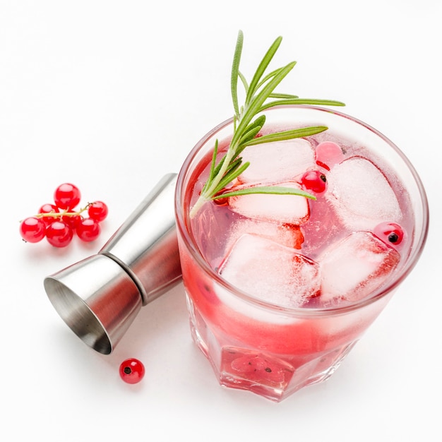 High Angle Cranberry Wodka Glas mit Eis