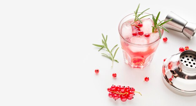 High Angle Cranberry Wodka und Shaker mit Kopierraum