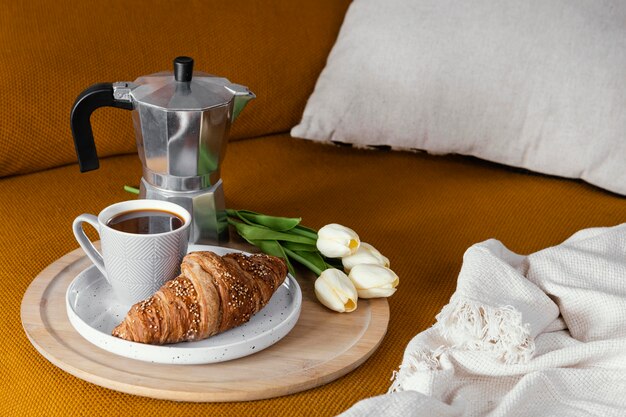 High Angle Croissant, Kaffee und Blumen