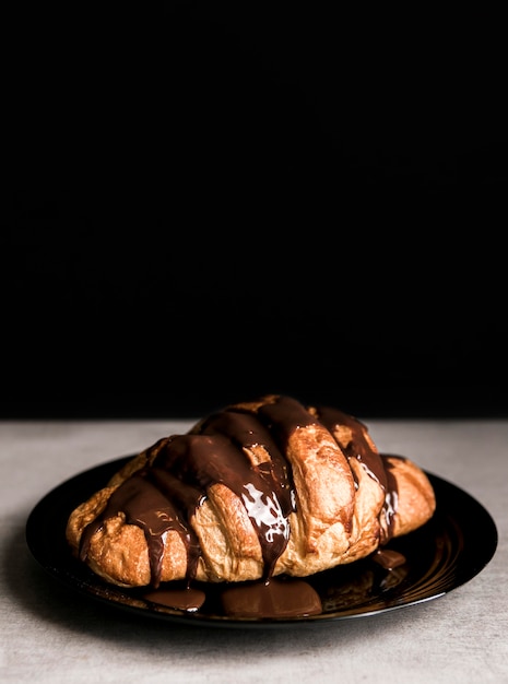 High angle croissant mit geschmolzener schokolade