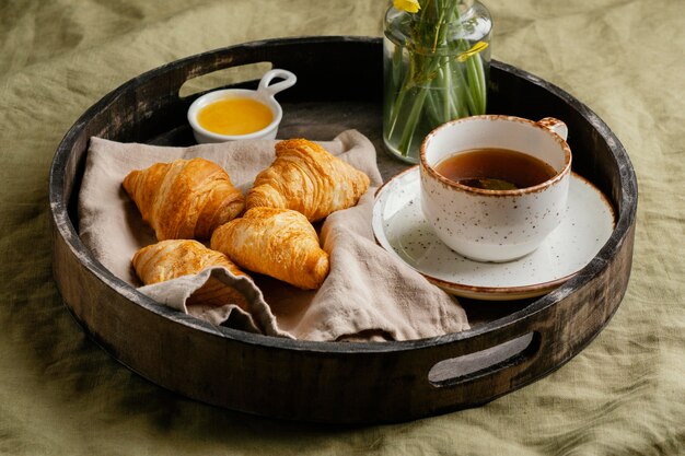 High Angle Croissant und Kaffee Frühstück