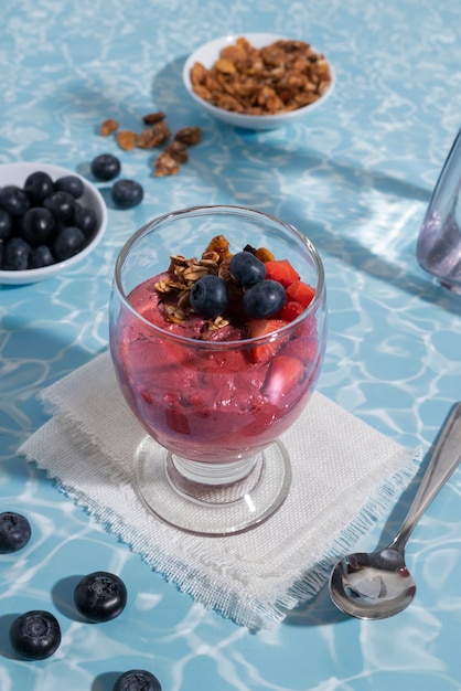 High angle cup açai-dessert mit beeren und nüssen