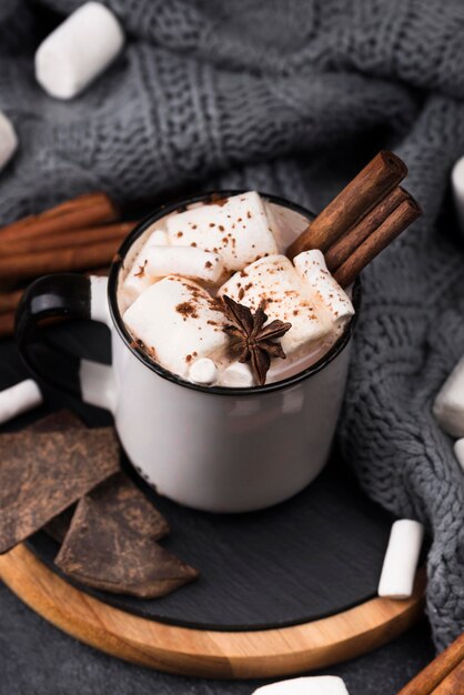 High Angle Cup mit Marshmallow Drink Zimtgeschmack