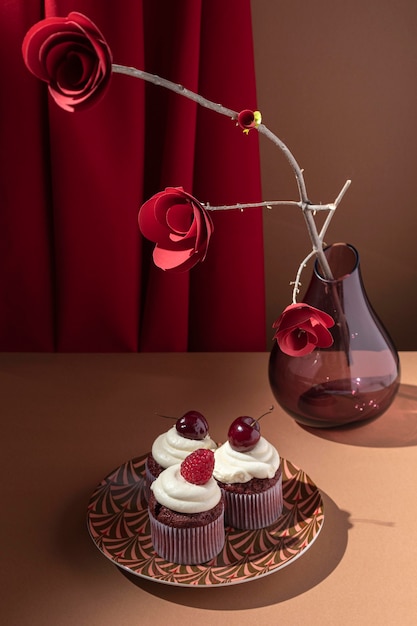 Kostenloses Foto high angle cupcakes und papierrosen