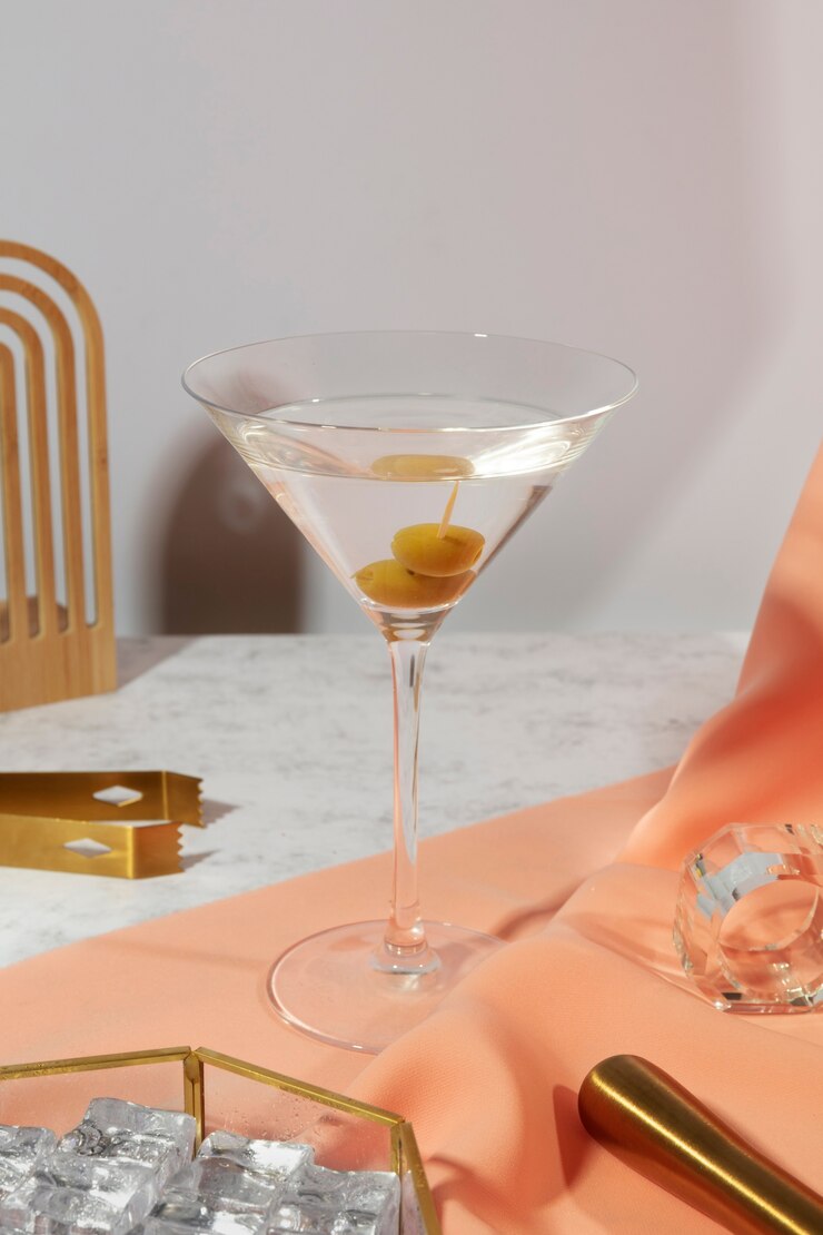 Kostenlose Foto high angle drink mit oliven