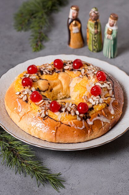 High Angle Epiphany Day köstlicher Kuchen mit heiligen Charakteren