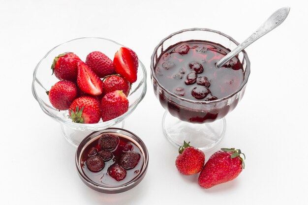 High Angle Erdbeeren und Marmelade in Glas