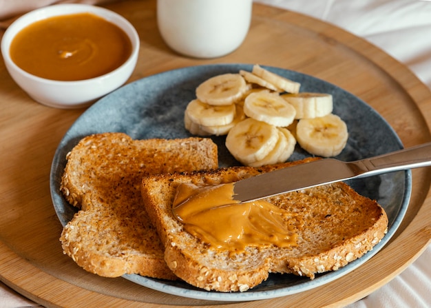 High Angle Erdnussbutter auf Brotscheibe