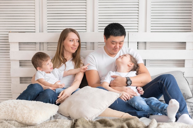 High Angle Familie zu Hause zusammen