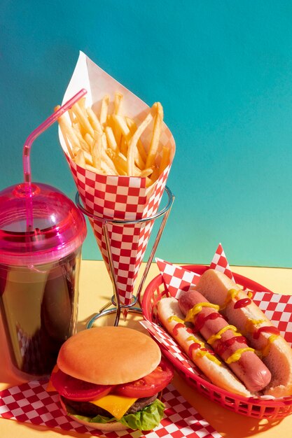 High Angle Food Sortiment mit Saft Tasse und Cheeseburger