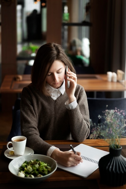 High Angle Frau am Telefon sprechen