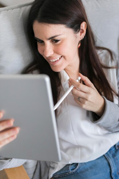 High Angle Frau arbeitet an Tablette