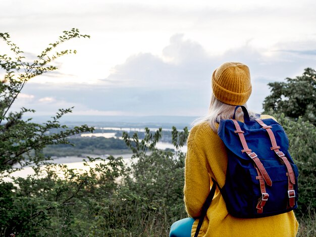 High Angle Frau mit Rucksack