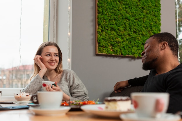 High Angle Frau und Mann im Restaurant