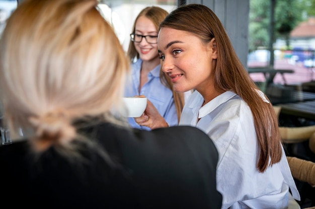 High Angle Frauen bei der Arbeitssitzung