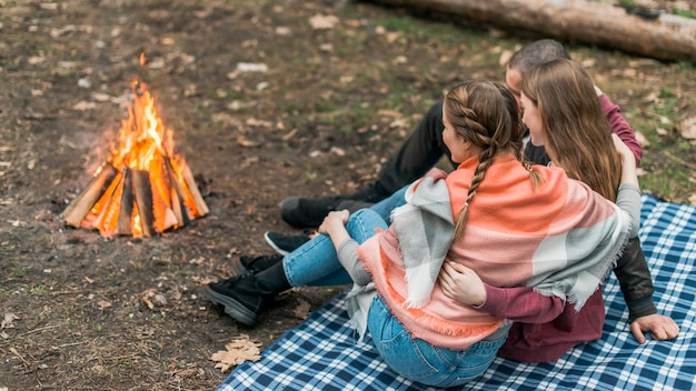 High Angle Frauen sitzen am Lagerfeuer