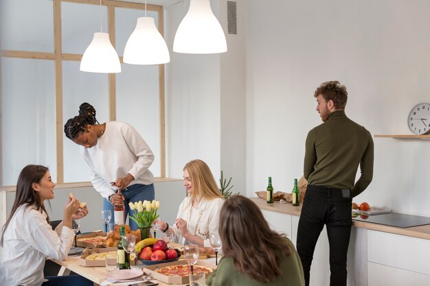 High Angle Freunde, die zu Hause zu Mittag essen