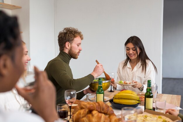 High Angle Freunde zu Hause essen