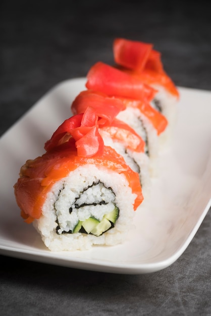 High Angle frisches Sushi auf Teller