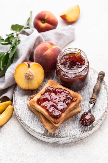 High Angle Fruchtmarmelade auf Brot