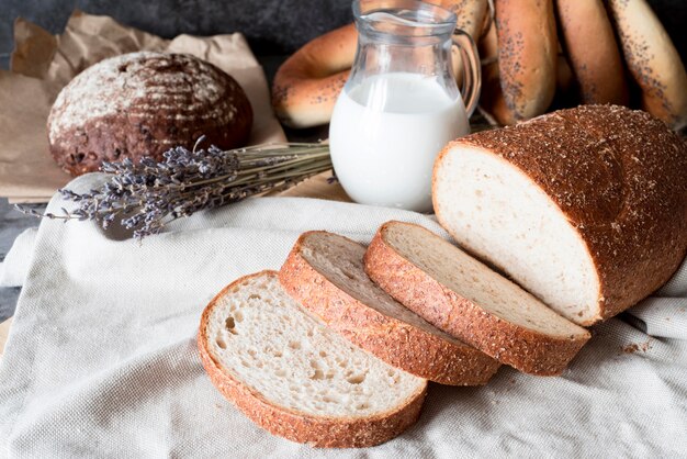 High Angle geschnittenes Brot mit Milch