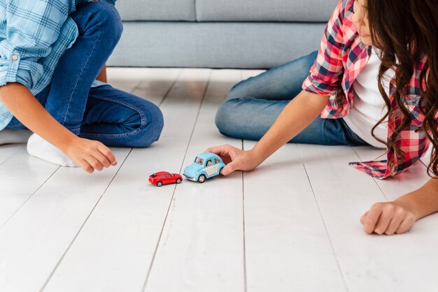 High Angle Geschwister spielen mit Spielzeug