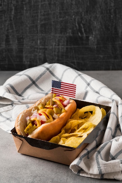 High Angle Hot Dog mit Chips und amerikanischer Flagge