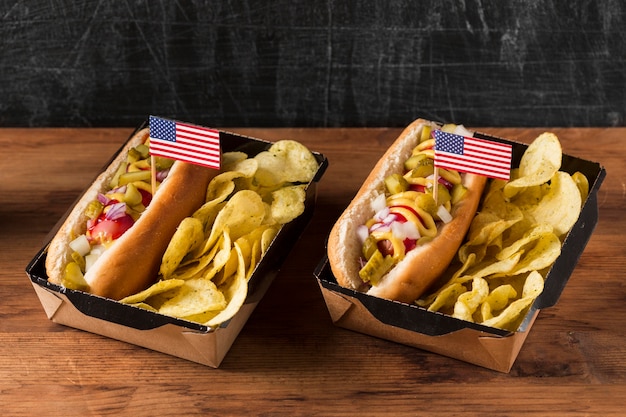 Kostenloses Foto high angle hot dogs mit chips