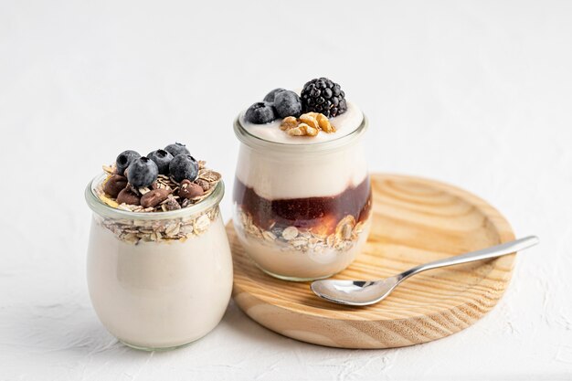 High Angle Joghurt mischen mit Früchten, Marmelade und Hafer