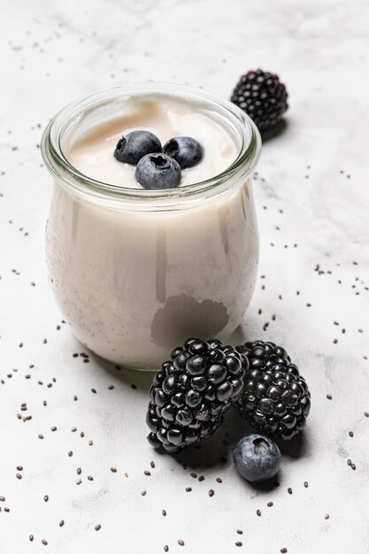 High Angle Joghurt mit Blaubeeren und Brombeeren