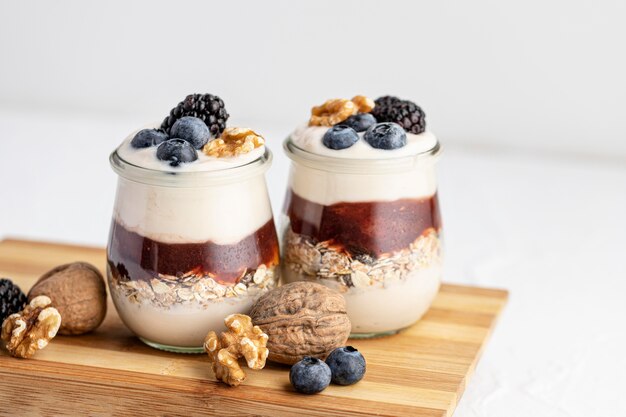 High Angle Joghurt mit Marmelade, Hafer und Früchten