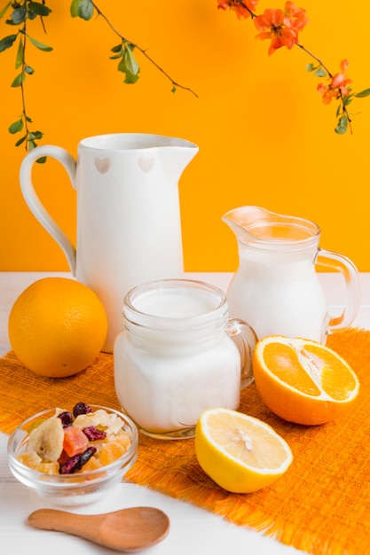 High Angle Joghurt mit Orange und getrockneten Früchten