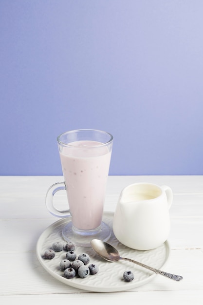 High Angle Joghurt und Blaubeeren