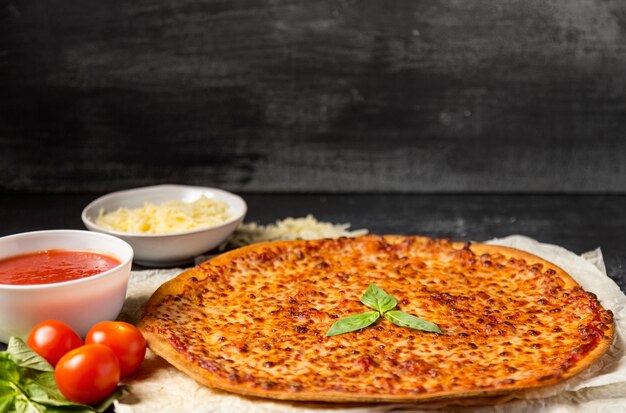 High Angle Käsepizza mit Tomatensauce, Mozzarella und Basilikum