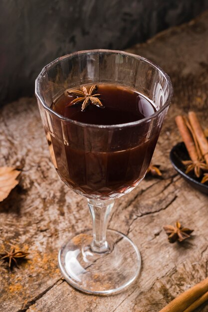 High Angle Kaffee in Glas mit Sternanis