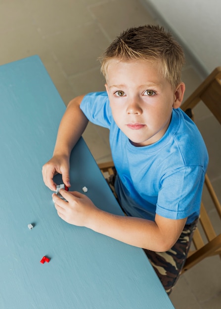 Kostenloses Foto high angle kid spielt mit lego