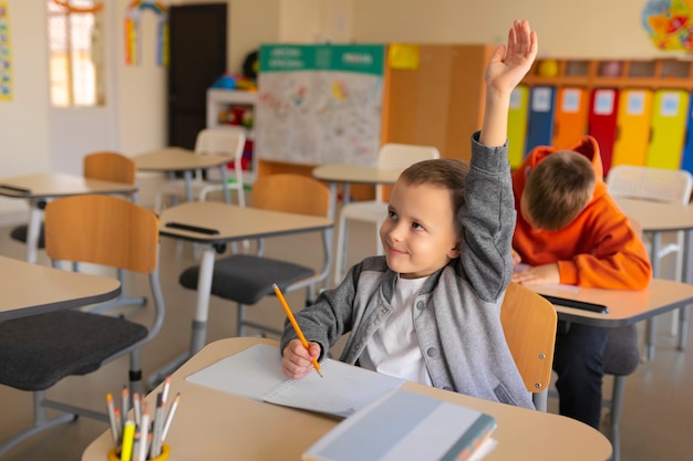 High Angle Kids verbringen Zeit in der Schule