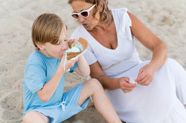 High Angle Kind und Oma am Strand