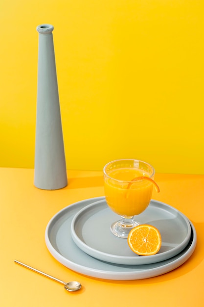 High Angle köstliche orange Smoothie Anordnung