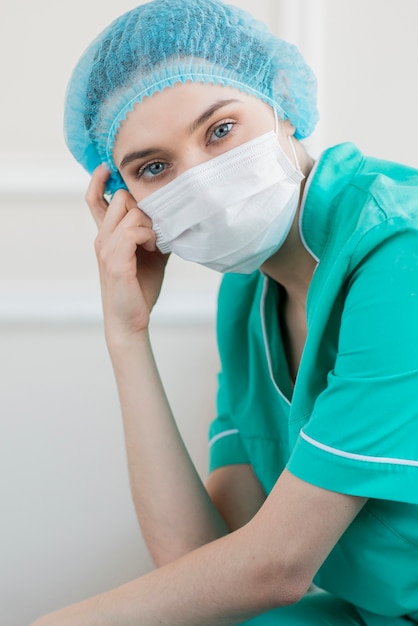 High Angle Krankenschwester trägt Maske