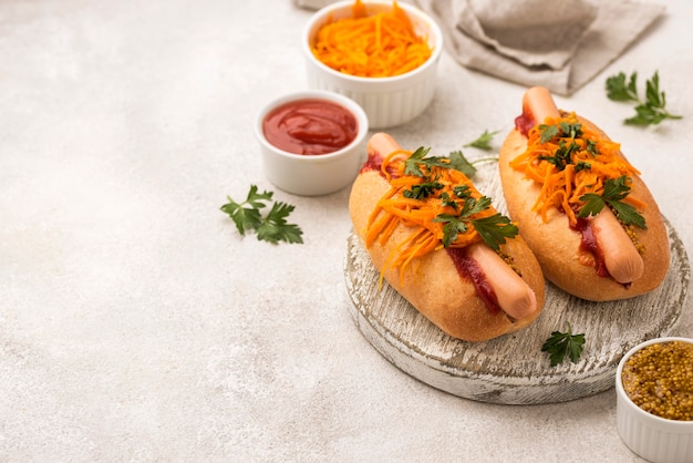 High Angle leckere Hot Dogs Arrangement