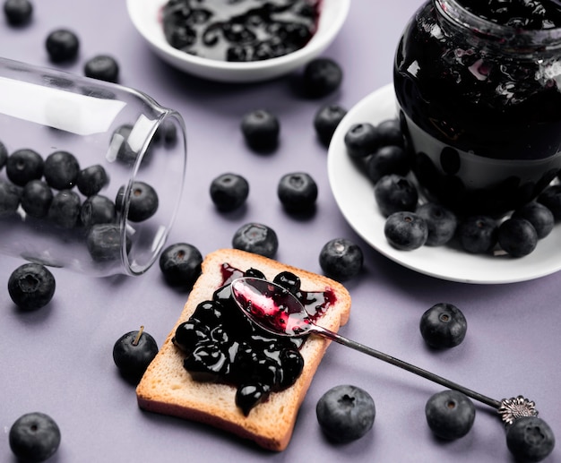 High Angle leckere Marmelade auf Brot