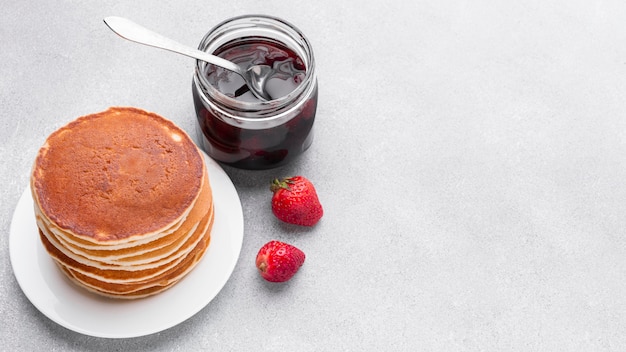 High Angle leckere Pfannkuchen mit Marmelade