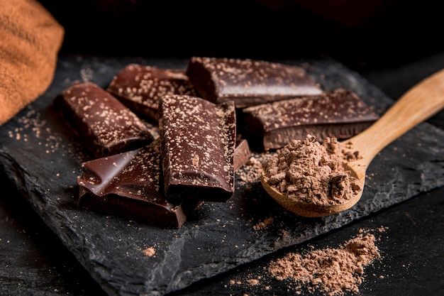 High Angle leckere Schokoladen-Snack-Anordnung