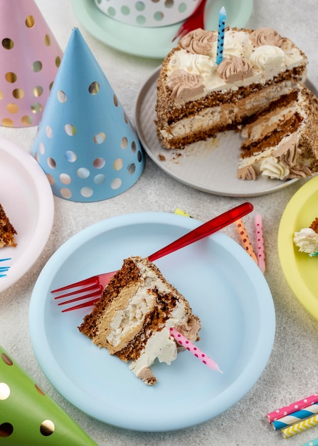 High Angle leckeren Kuchen auf Tellern