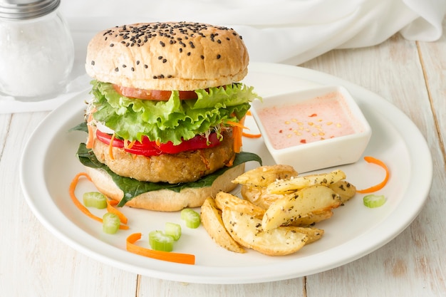 High Angle leckerer Hamburger mit Sauce