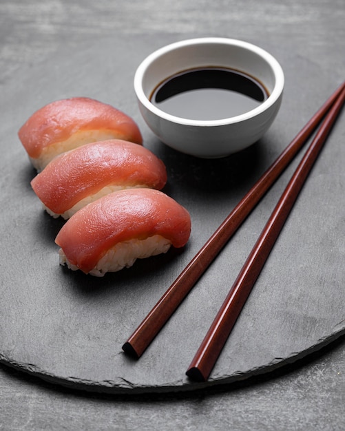 Kostenloses Foto high angle leckeres sushi mit sauce