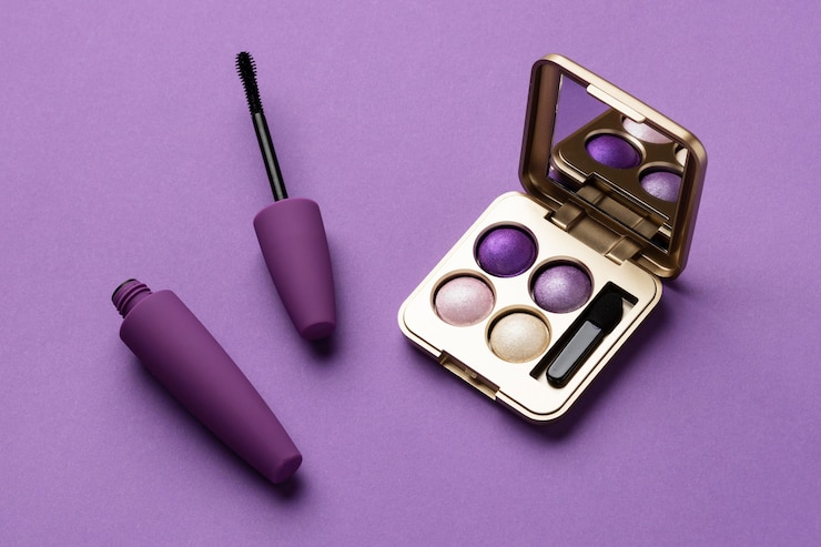 Kostenlose Foto high angle lidschatten und mascara